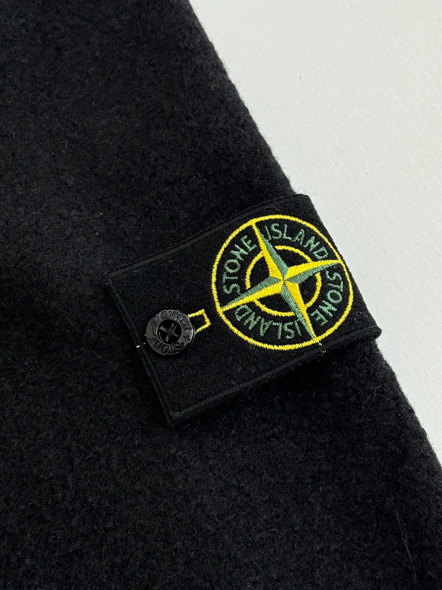 P770 Stone Island*/Stone Island Solid color single-breasted woolen cardigan jacket Customized 90 wool 10 cashmere fabric The surface is silky and shiny after post-processing It has a metallic nylon series gloss Customized molded four-button closure The entire jacket is still luxury-grade workmanship The inside is hand-made and seamless The strongest armbands on the Internet with sky and earth lines, eight o'clock and one line, and white leakage on the back All matching accessories are customized nfc complete Size: S/M/L/XL